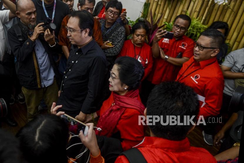 Sekjen PDI Perjuangan Hasto Kristyanto (kanan) mendampingi Ketua Umum PDI Perjuangan Megawati Soekarnoputri (tengah)