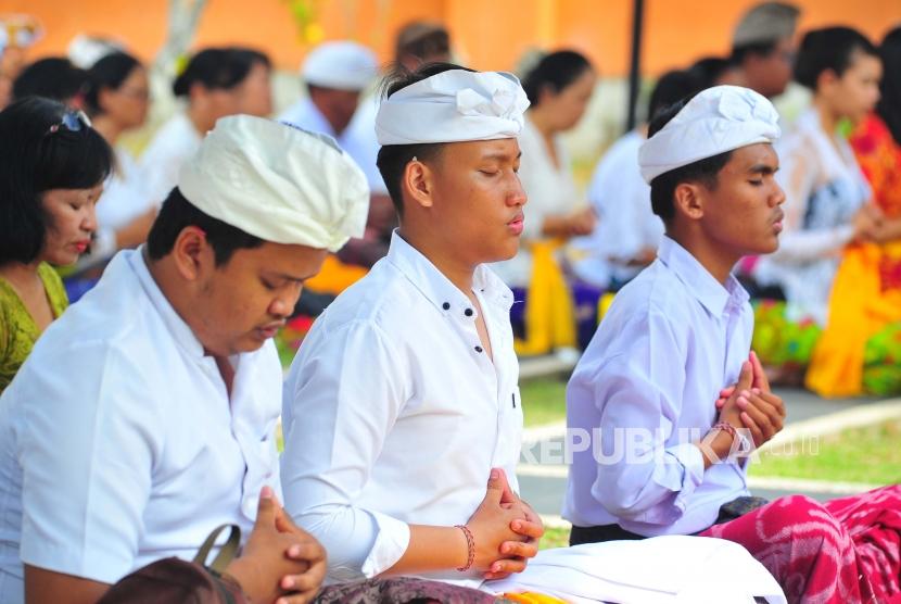Umat Hindu menghaturkan puja saat persembahyangan Hari Raya Galungan di Pura Giri Indra Lokha, Jambi, Rabu (19/2/2020).