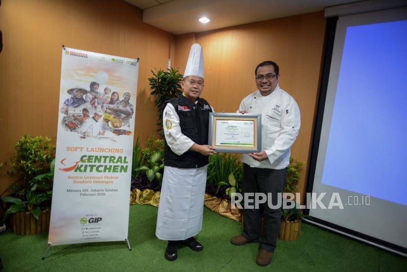 Presiden Aksi Cepat Tanggap (ACT) Ibnu Khajar (kanan) bersama  Founder Makmur Royal Catering (MRC) Jhoni Kusumahadi (kiri) menandatangani kerjasama saat peluncuran central kitchen di Menara 165, Jakarta, Rabu (19/2).