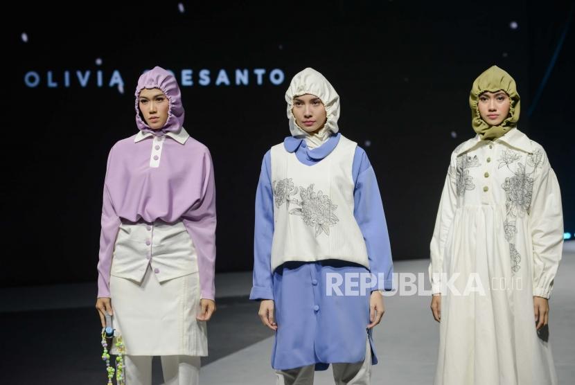 Sejumlah model menggunakan busana karya designer Olivia Soesanto saat pembukaan acara Muslim Fashion Festival 2020 di Jakarta Convention Center, Jakarta, Kamis (20/2).