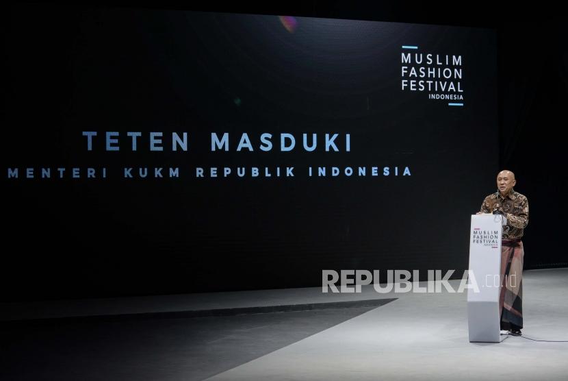 Menteri Koperasi dan Usaha Kecil Menengah Republik Indonesia Teten Masduki menyampaikan sambutan sekaligus membuka acara Muslim Fashion Festival Indonesia di Gedung Jakarta Convention Center, Jakarta (20/2).