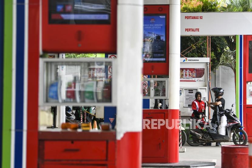 Karyawan melayani pengisian bahan bakar minyak (BBM) kendaraan konsumen di SPBU Coco. Pertamina memastikan ketersediaan BBM di Jawa aman.