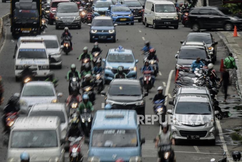 Sejumlah kendaraan terparkir di tepi Jalan Gajah Mada, Jakarta, Kamis (20/2).
