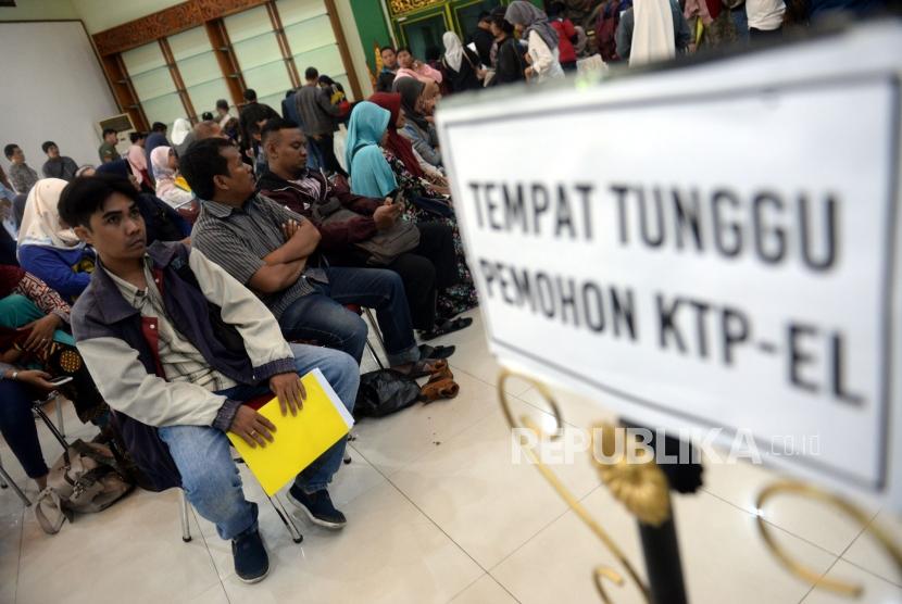 Pembuatan KTP Elektronik Jogja. Warga membuat KTP Elektronik di Balaikota Yogyakarta, Kamis (20/2).(Wihdan Hidayat/ Republika)