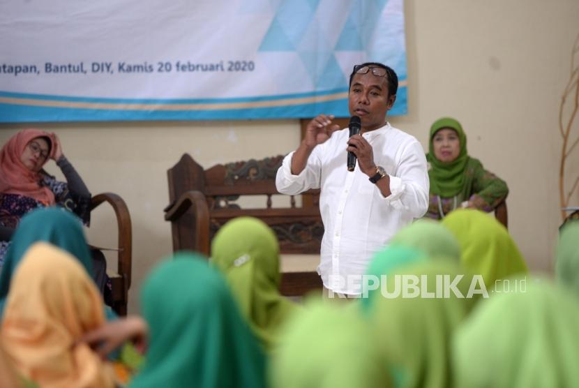 Sosialisasi Bijak Mengonsumsi SKM. Ketua Yayasan Abhipraya Insan Cendekia Indonesia (YAICI), Arif Hidayat menyampaikan paparan terkait susu kental manis (SKM) bersama Muslimat NU di Yogyakarta, Kamis (20/2).