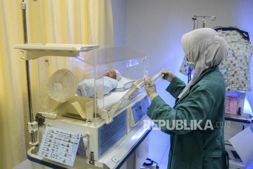Seorang perawat memasukan bayi kedalam inkubator di Rumah Sakit Ibu dan Anak Tambak, Jakarta, Kamis (20/2). RUU KIA merupakan perwujudan implementasi UUD 1945, khususnya Pasal 28B ayat (2) dan Pasal 28H ayat (1). 