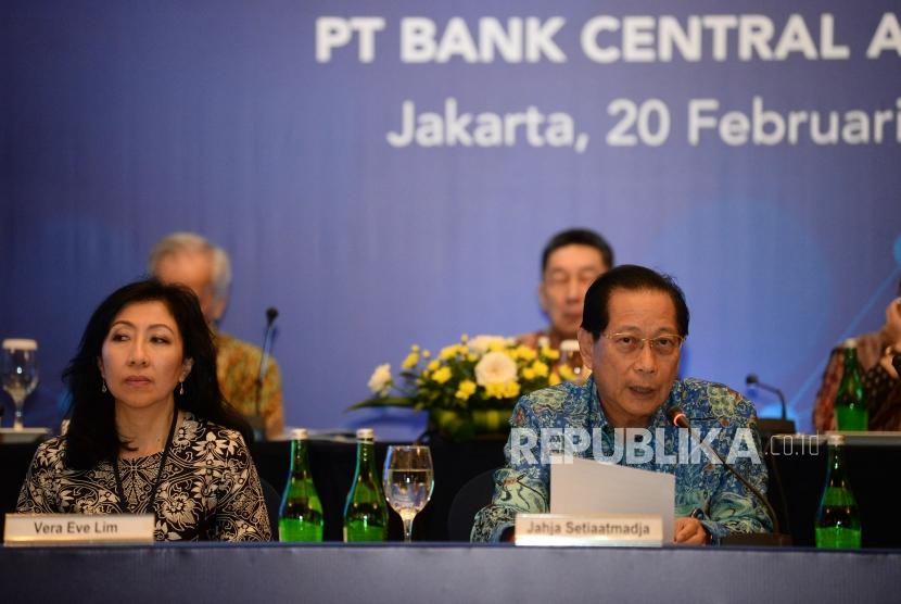 Presiden Direktur PT Bank Central Asia Tbk Jahja Setiaatmadja (kanan) bersama jajaran direksi dan komisaris BCA memberikan keterangan mengenai laporan keuangan full year 2019 di Jakarta, pada Februari lalu. Pada kuartal-I 2020, BCA mencatatkan laba sebesar Rp 6,6 triliun.