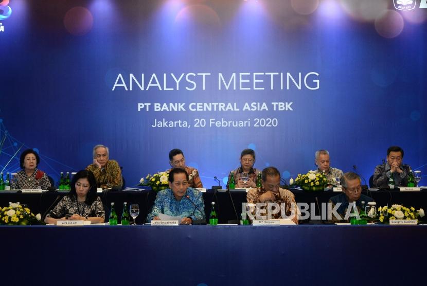 Presiden Direktur PT Bank Central Asia Tbk Jahja Setiaatmadja (empat kiri) bersama jajaran direksi dan komisaris BCA memberikan keterangan mengenai laporan keuangan full year 2019 di Jakarta, Kamis (20/2).