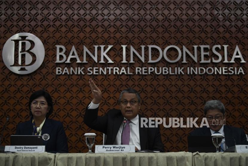 Gubernur Bank Indonesia Perry Warjiyo (tengah) bersama Deputi Gubernur Senior Destry Damayanti (kanan) dan Erwin Rijanyo, menyampaikan hasil Rapat Dewan Gubernur Bank Indonesia di Jakarta,Kamis (20/2/2020).