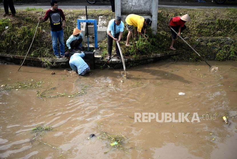 Gotong Royong Pembersihan Selokan Mataram. Petani bersama petugas terkait membersihkan sampah dan rumput Selokan Mataram di Tirtomatani, Kalasan, Yogyakarta, Jumat (21/2).