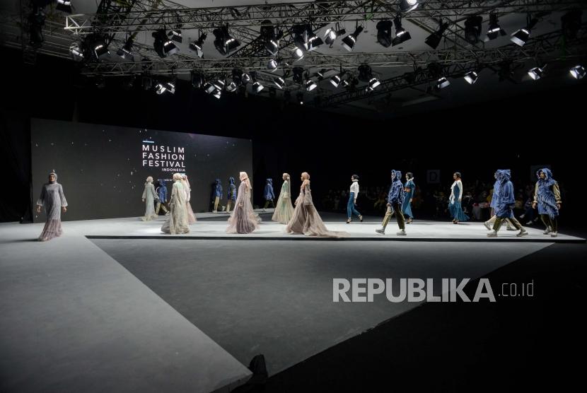 Model memakai busana karya Sejumlah designer tanah air  pada gelaran Muslim Fashion Festival 2020 di Jakarta Convention Center, Jakarta, beberapa waktu lalu.