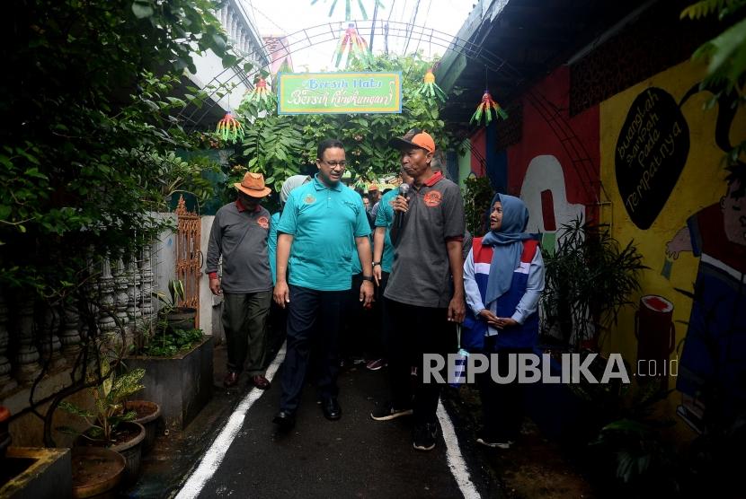 Gubernur DKI Jakarta Anies Baswedan mengunjungi Kampung Hijau Berseri RW 03 Cempaka Putih Timur, Jakarta saat peringatan Hari Peduli Sampah Nasional 2020, Jumat (21/2).