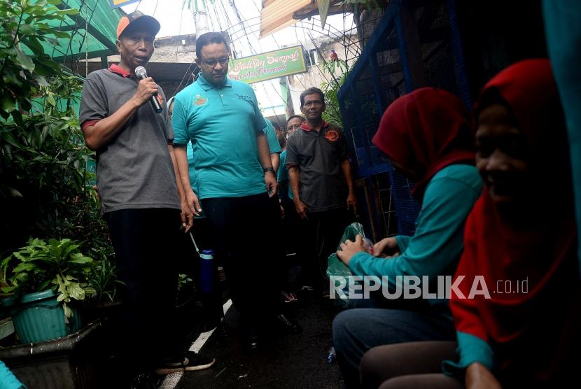 Gubernur DKI Jakarta Anies Baswedan mengunjungi Kampung Hijau Berseri RW 03 Cempaka Putih Timur, Jakarta saat peringatan Hari Peduli Sampah Nasional 2020, Jumat (21/2).