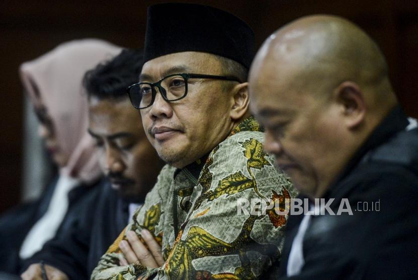 Terdakwa kasus dugaan suap terkait pengurusan proposal dana hibah Komite Olahraga Nasional Indonesia ( KONI) dan gratifikasi, Imam Nahrawi (kedua kanan) menyimak keterangan saksi dalam sidang lanjutan di Pengadilan Tipikor, Jakarta, Jumat (21/2).