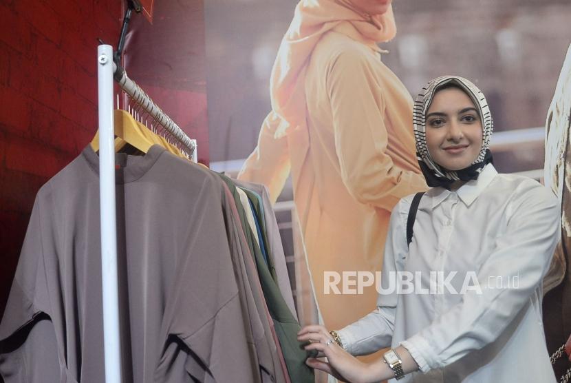 Fashion Influencer dari New York Summer Albarcha mengamati produk Dauky dalam ajang MUFFEST 2020 di Jakarta, Jumat (20/2).