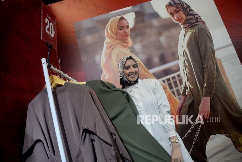 Influencer muslimah asal Amerika Serikat (AS), Summer Albarcha, mengaku enggan menumpuk pakaiannya di lemari.