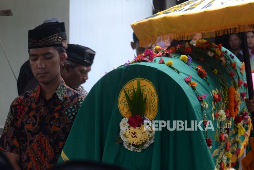 Pemakaman Korban Susur Sungai. Prosesi pemakaman korban susur Sungai Sembor siswi SMPN 1 Turi Khoirunnisa Nur Cahyani di Sleman, Yogyakarta, Sabtu (22/2).