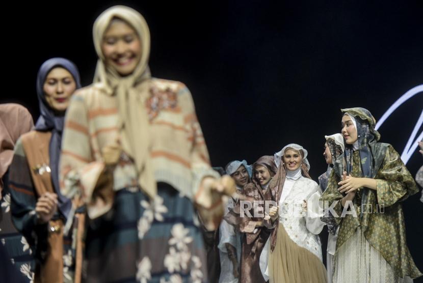 Model menggunakan busana Muslim menari pada acara Muslim Fashion Festival 2020 di Jakarta Convention Center, Jakarta, Sabtu (22/2).