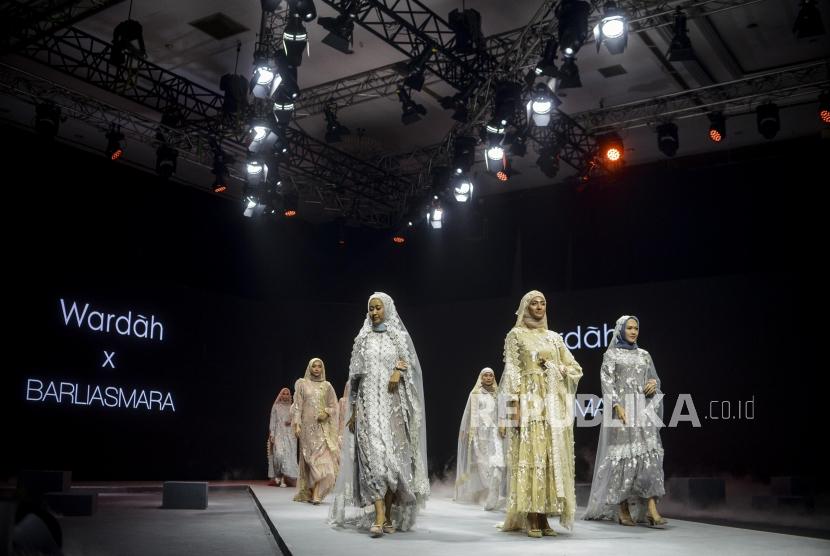 Model menggunakan busana karya Barliasmara pada acara Muslim Fashion Festival 2020 di Jakarta Convention Center, Jakarta, Sabtu (22/2).