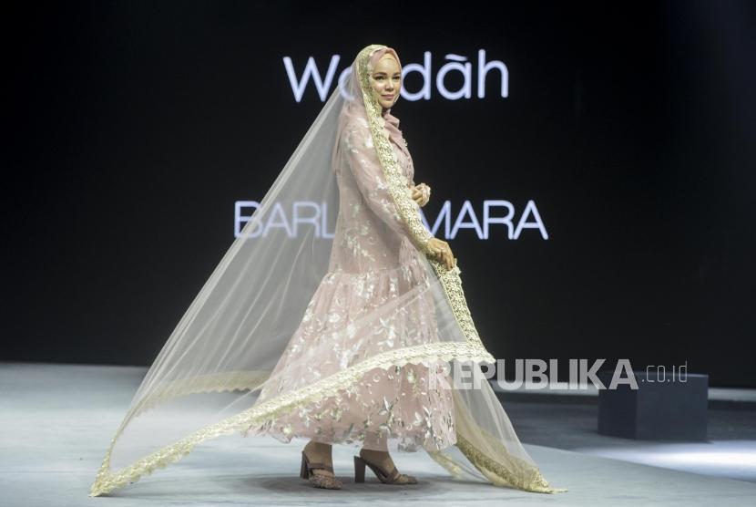 Artis Dewi Sandra menggunakan busana karya Barliasmara pada acara Muslim Fashion Festival 2020 di Jakarta Convention Center, Jakarta, Sabtu (22/2).(Republika/Putra M. Akbar)