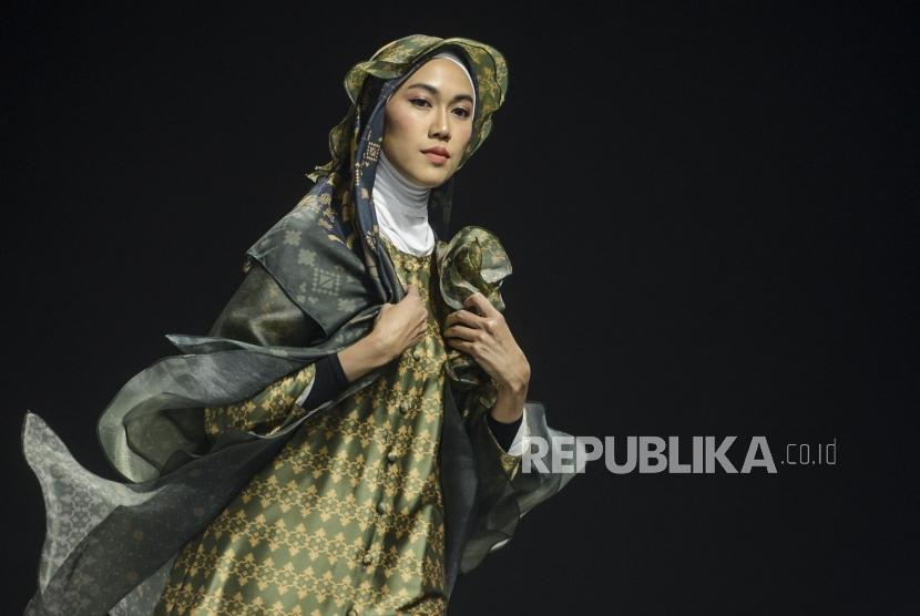 Model menggunakan busana karya ETU pada acara Muslim Fashion Festival 2020 di Jakarta Convention Center, Jakarta, Sabtu (22/2).