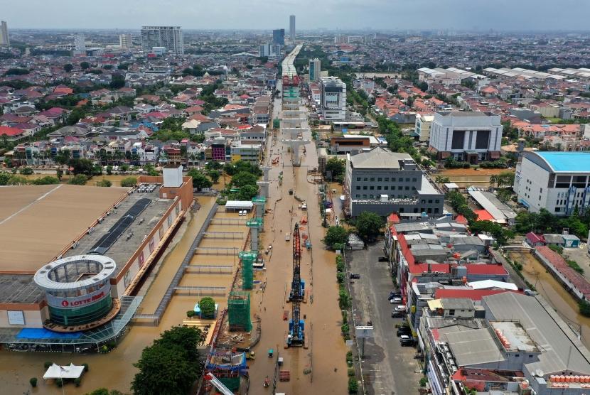 Foto aerial banjir yang menggenangi Jalan Boulevard Barat Raya, Kelapa Gading, Jakarta Utara, Minggu (23/2/2020).