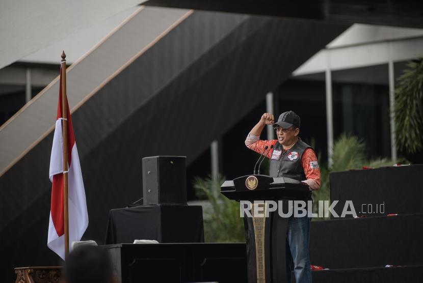 Wakil Presiden Republik Indonesia Maruf Amin (kedua kanan) bersama Ketua MPR RI Bambang Soesatyo (kedua kiri), Ketua DPR RI Puan Maharani (ketiga kiri), dan Wakil Presiden Republik Indonesia ke-6 Try Sutrisno (ketiga kanan)saat membuka acara Cerdas Cermat Riding Kebangsaan 4 Pilar MPR RI di Gedung Parlemen Senayan, Jakarta, Ahad (23/2).