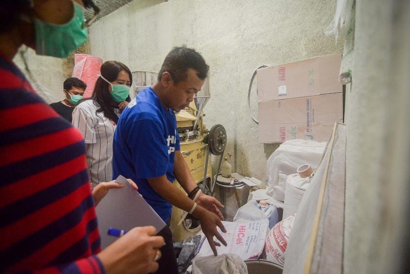 Seorang tersangka menunjukkan sebuah ruangan produksi narkoba saat penggerebekan rumah terduga pabrik narkoba di Cingised, Bandung, Jawa Barat, Minggu (23/2/2020).