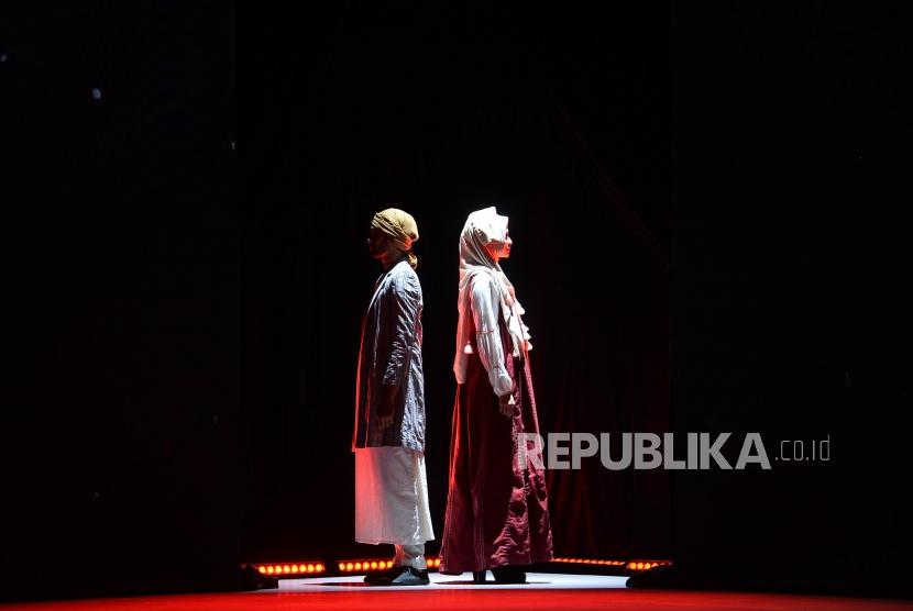 Model mengenakan busana rancangan Rosie Rahmadi pada ajang MUFFEST 2020 di Jakarta, (ilustrasi).  Menteri Koperasi dan Usaha Kecil Menengah (UKM) Teten Masduki menyatakan, Indonesia punya potensi besar menjadi pusat mode Muslim terbesar yang diakui dunia. 