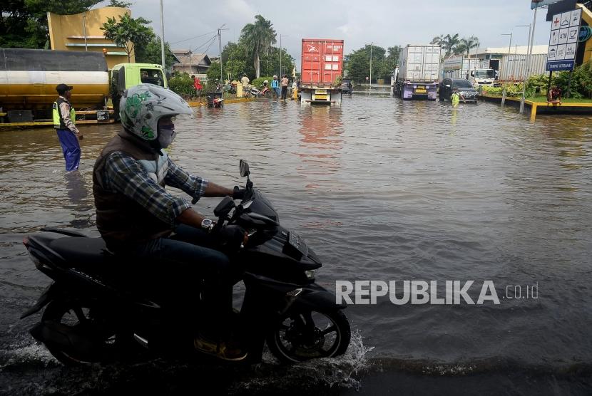 Kendaraan melintasi genangan air di ruas Jalan Cakung-Cilincing (ilustrasi). Hujan deras yang mengguyur wilayah DKI Jakarta mengakibatkan ruas Jalan Cakung-Cilincing (Cacing), terendam banjir.