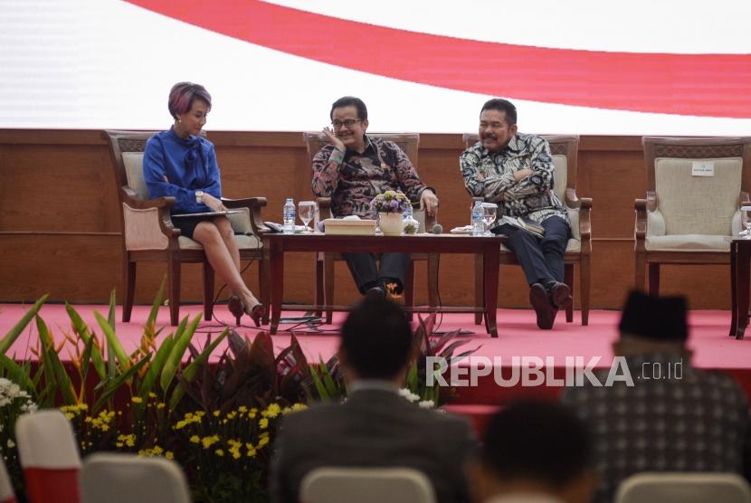 Ketua Komite I DPD RI Agustin Teras Narang (kedua kiri), Ketua KPK Firli Bahuri (ketiga kanan) Jaksa Agung Burhanuddin (ketiga kiri), Wakapolri Komjen Pol Gatot Eddy Pramono (kedua kanan) saat seminar nasional di Gedung Nusantara IV, Komplek Parlemen, Senayan, Jakarta, Senin (24/2).