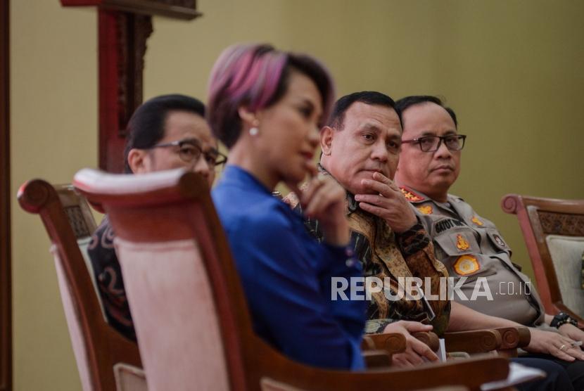 Ketua Komite I DPD RI Agustin Teras Narang (kedua kiri), Ketua KPK Firli Bahuri (ketiga kanan) Jaksa Agung Burhanuddin (ketiga kiri), Wakapolri Komjen Pol Gatot Eddy Pramono (kedua kanan) saat seminar nasional di Gedung Nusantara IV, Komplek Parlemen, Senayan, Jakarta, Senin (24/2).