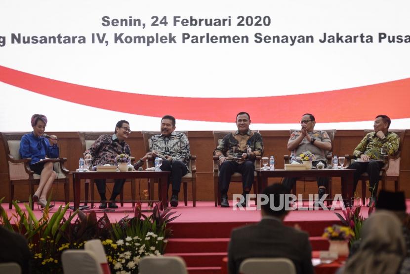 Ketua Komite I DPD RI Agustin Teras Narang (kedua kiri), Ketua KPK Firli Bahuri (ketiga kanan) Jaksa Agung Burhanuddin (ketiga kiri), Wakapolri Komjen Pol Gatot Eddy Pramono (kedua kanan) saat seminar nasional di Gedung Nusantara IV, Komplek Parlemen, Senayan, Jakarta, Senin (24/2).