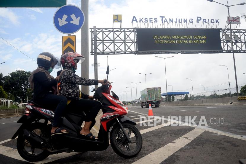 Pengendara sepeda motor masuk jalan tol. Polda Metro Jaya akan meningkatkan pengawasan untuk mencegah sepeda motor masuk jalan tol (ilustrasi)