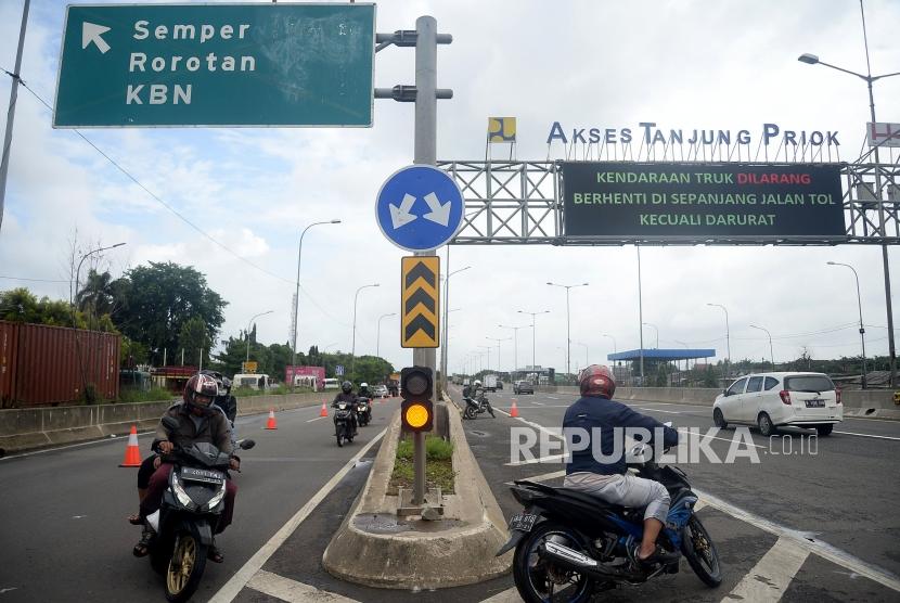 ilustrasi. Pengendara sepeda motor masuk ke Jalan Tol Akses Tanjung Priok untuk menghindari banjir di Jakarta Utara, Senin (24/2).