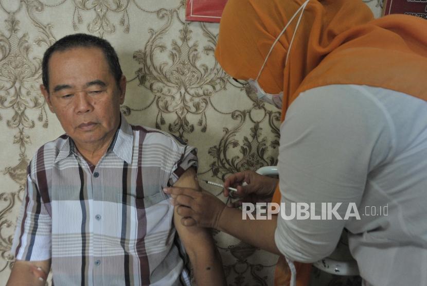 Petugas menyuntikkan vaksin saat pemeriksaan dan pembinaan kesehatan Calon Jemaah Haji di Puskesmas Merdeka Palembang, Sumsel, Senin (24/2/2020).