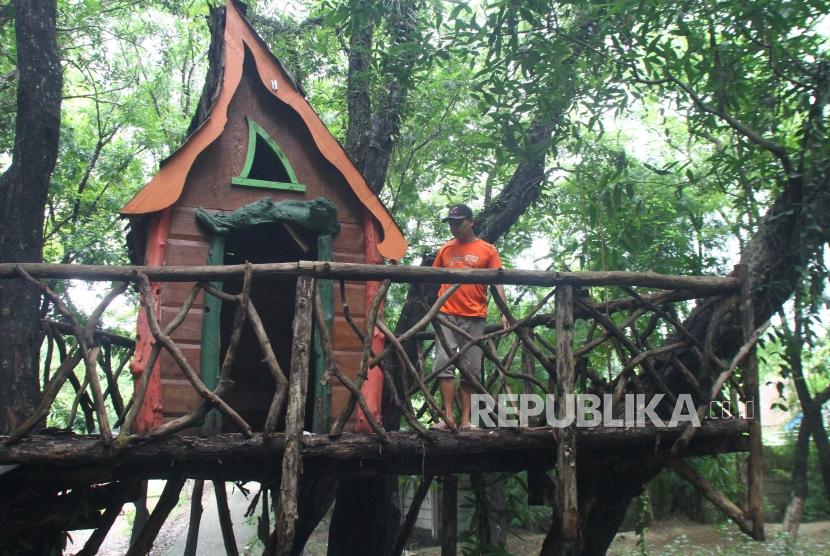 PAD dari Sektor Pariwisata Ngawi pada 2020 Capai Target. Wisatawan melihat rumah kurcaci yang dibangun di Taman Wisata Alam Tawun, Ngawi, Jawa Timur, Senin (24/2/2020).