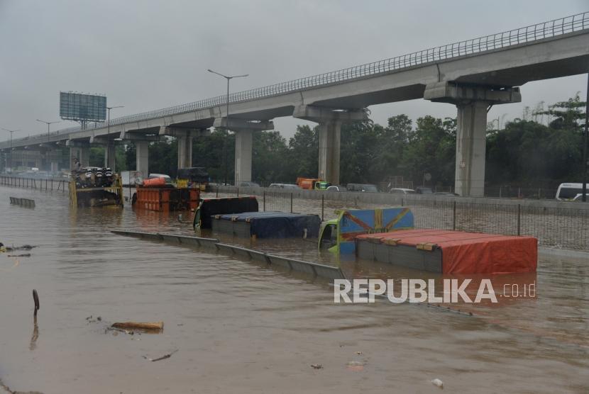 Penutupan gerbang tol dilakukan karena terkena imbas banjir (Foto: banjir tol Cikampek)