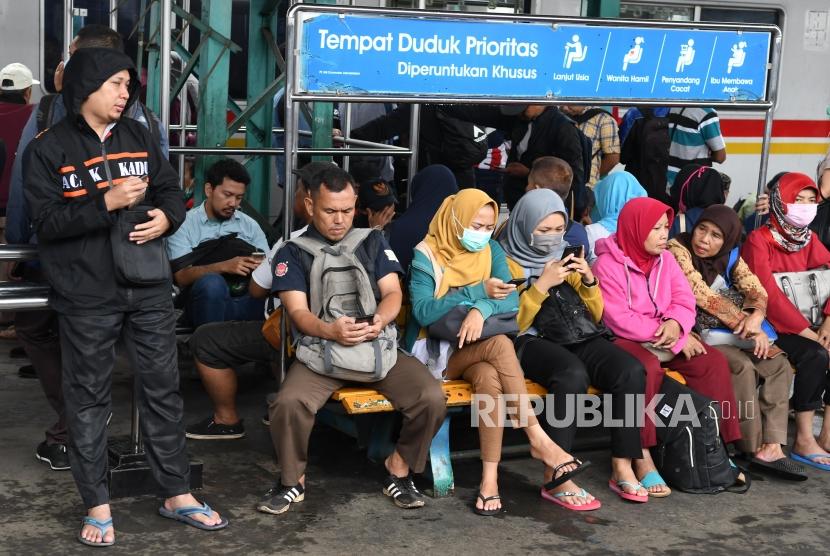 Warga menunggu KRL di Stasiun Manggarai, Jakarta, Selasa (25/2/2020). KCI mengaku sudah sosialisasi gaya hidup sehat cegah Corona sejak 3 Februari 2020