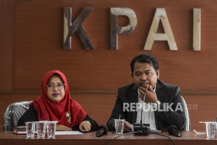 Ketua KPAI Susanto (kanan) dan Wakil Ketua KPAI Rita Pranawati (kiri) memberikan keterangan kepada wartawan saat konferensi pers di Kantor KPAI, Jakarta, Selasa (25/2).