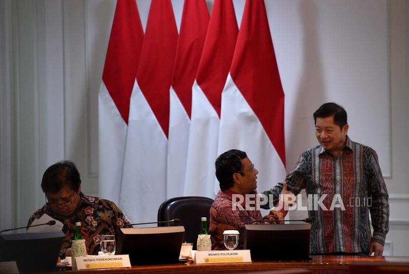 Menko Polhukam Mahfud MD (tengah), Menko Perekonomian Airlangga Hartarto (kiri) dan Menteri PPN/Kelapa Bappenas Suharso Monoarfa menghadiri rapat terbatas di Kantor Presiden, Jakarta, Selasa (25/2/2020).