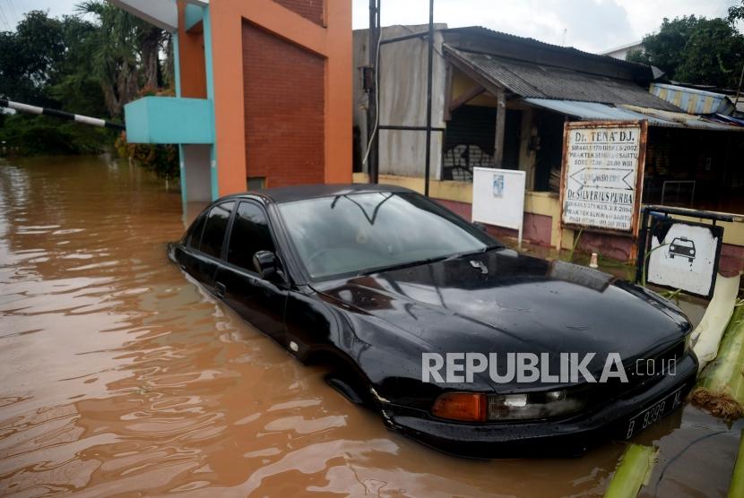 Kendaraan roda empat terendam banjir di Perumahan Bumi Nasio Indah, Bekasi, Jawa Barat, Selasa (25/2).
