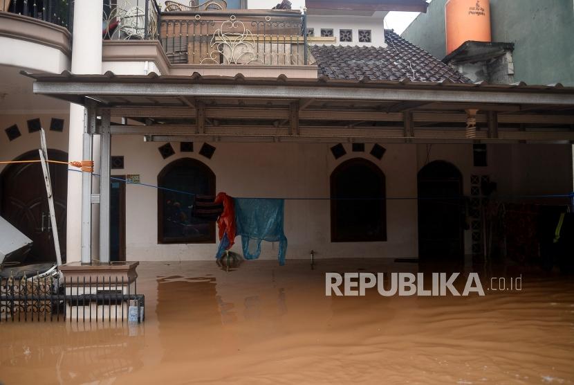 Status Bencana Banjir Bekasi Tanggap Darurat. Suasana rumah warga yang terendam banjir di Perumahan Bumi Nasio Indah, Bekasi, Jawa Barat.