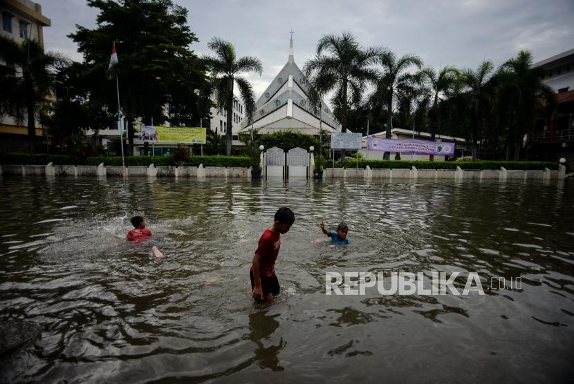 Banjir di Jalan Satria IV, Kelurahan Jelambar, Jakarta Barat, Selasa (25/2). Kominfo terus memantau pemulihan jaringan telekomunikasi pasca banjir Jadetabek.