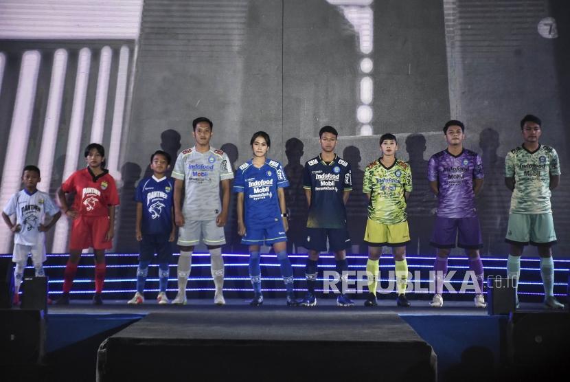 Para pemain Diklat dan Akademi Persib Bandung serta Persib Putri mengenalkan seragam baru saat acara Launching Persib 2020 di Harris Festival Citylink, Kota Bandung, Selasa (25/2).