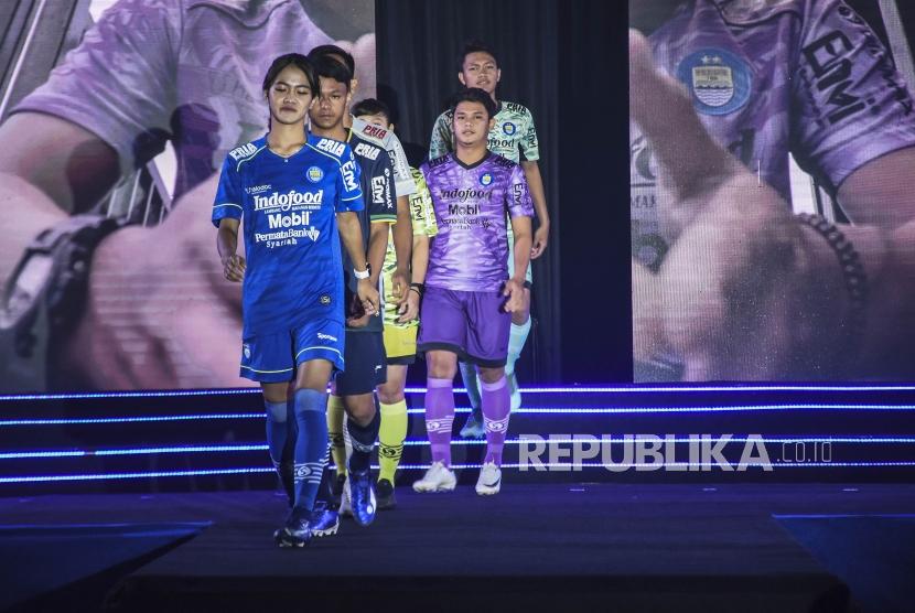 Para pemain Diklat dan Akademi Persib Bandung serta Persib Putri saat mengenalkan seragam baru belum lama ini. 