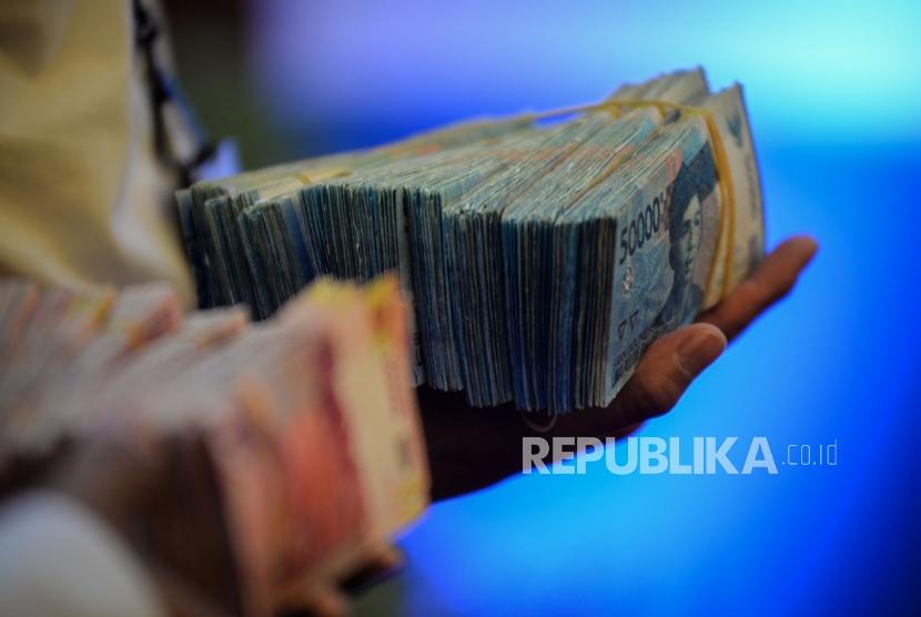 Petugas Bank Indonesia bekerja sama dengan Polri memusnahkan barang bukti uang palsu (ilustrasi)