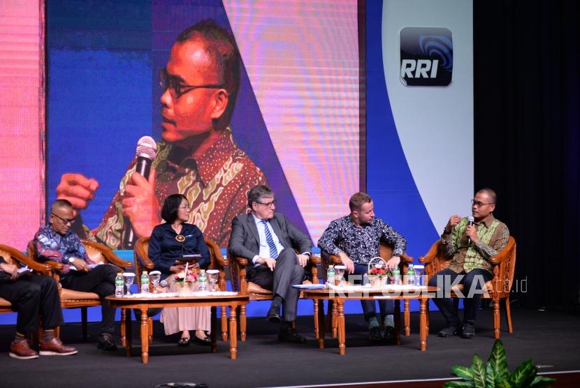 Pemimpin Redaksi Republika Irfan Junaidi (kanan), Head Of Media and Communications British Embassy John Nickel (kedua kanan), German Ambasador to Indonesia Peter Schoof (ketiga kanan), Sekjen Kominfo Niken Widiastuti (ketiga kiri), Ketua Umum Persatuan Wartawan Indonesia (PWI) Atal Sembiring (kedua kiri) saat sesi diskusi panel di Gedung RRI, Jakarta, Rabu (26/2).