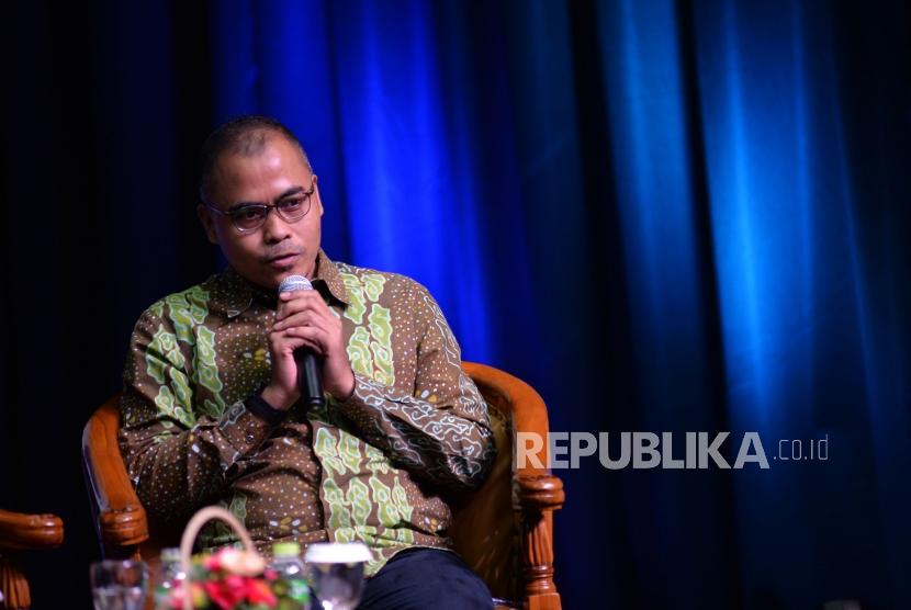 Pemimpin Redaksi Republika Irfan Junaidi menyampaikan materi saat sesi diskusi panel di Gedung RRI, Jakarta, Rabu (26/2).