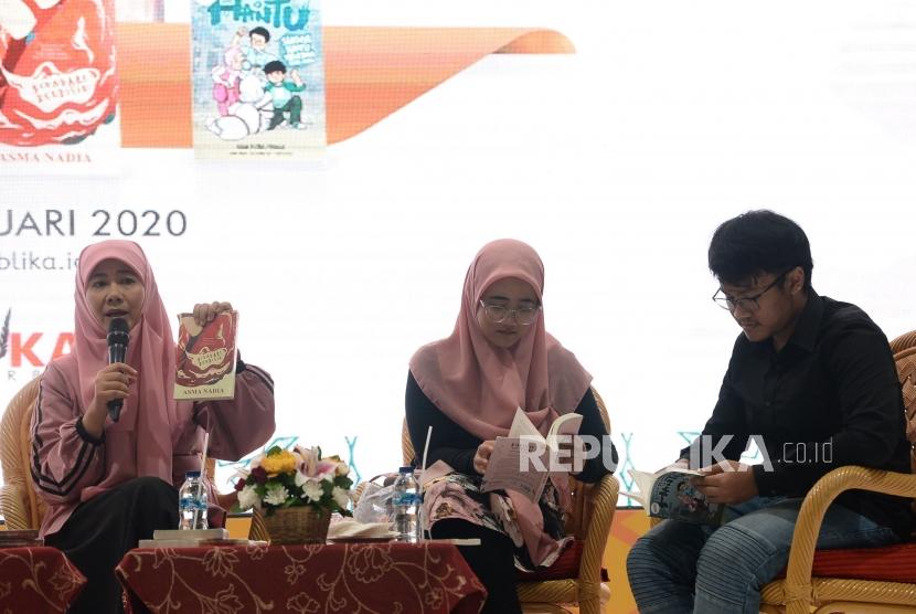 Keluarga Penulis Ayah Isa Alamsyah (dua kiri), Ibu Asma Nadia (tengah), Anak pertama Putri Salsa (dua kanan) dan Anak kedua Putra Firdaus (kanan) saat acara jumpa keluarga penulis dan launcing buku dalam ajang Islamic Book Fair ke 19 di JCC, Rabu (26/2).